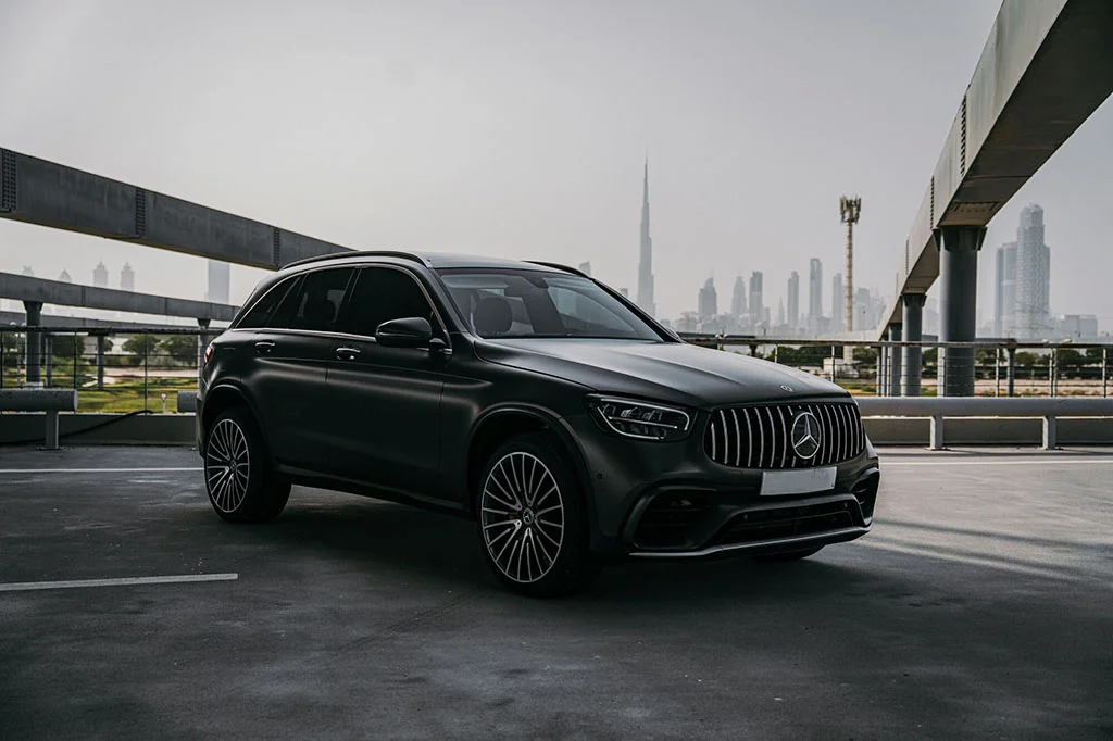 Mercedes Benz GLC 2024 negro, vehículo de alta gama importado desde Alemania con ahorro de 23.000 euros